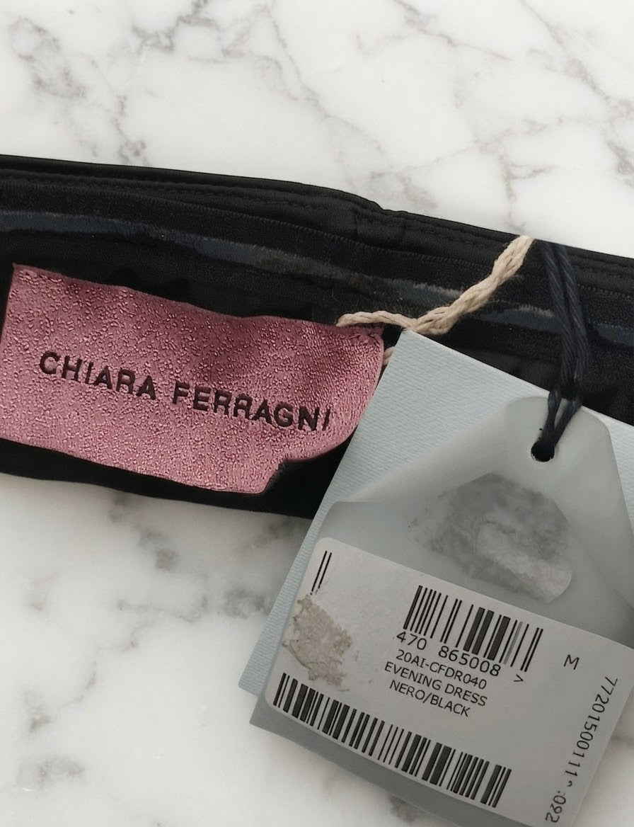 Robe bustier Chiara Ferragni noire, drapée, sur mannequin