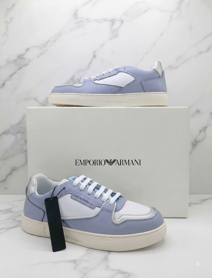 Baskets Emporio Armani, coloris bleu lavande et blanc, pointure 36