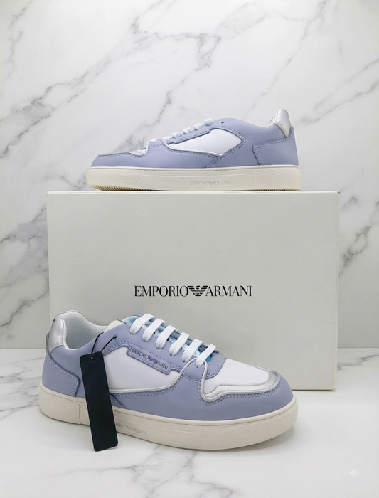 Baskets Emporio Armani, coloris bleu lavande et blanc, pointure 36