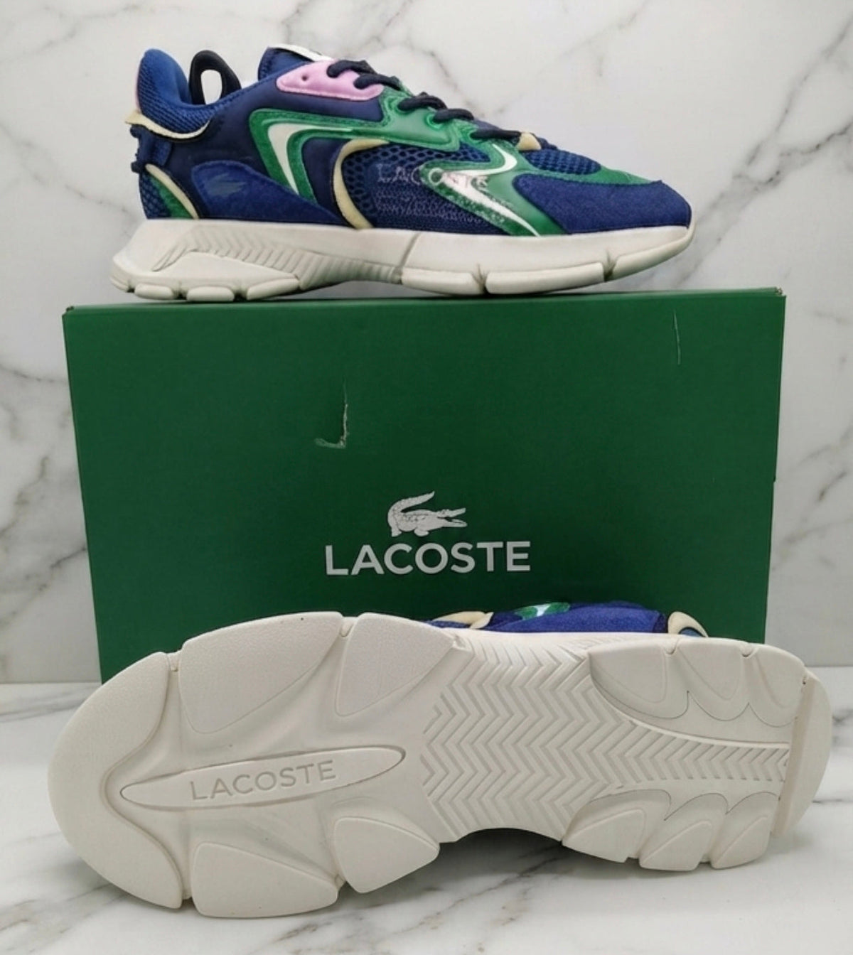 Sneakers Lacoste L003 Neo, coloris bleu marine et vert avec détails rose pâle et écru, pointure 42