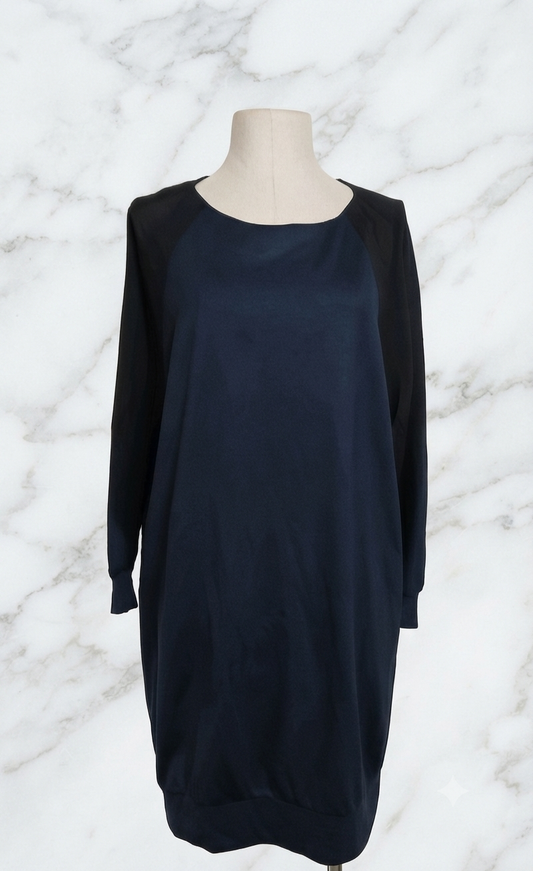 Robe droite Pier Antonio Gaspari bleu marine, vue de face, sur mannequin